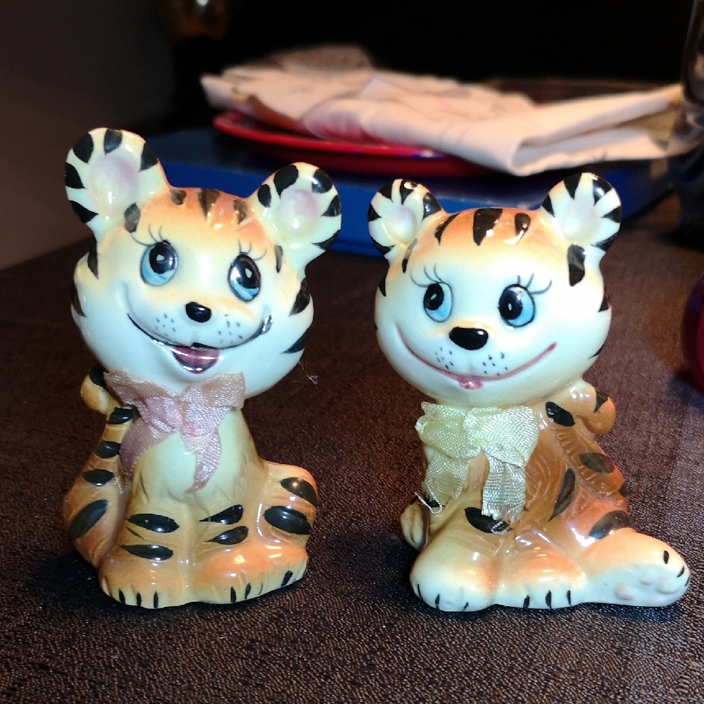 HTF Rare Anthropomorphic Tiger Salt & Pepper Set Stoppers Eyelashes Original Bow